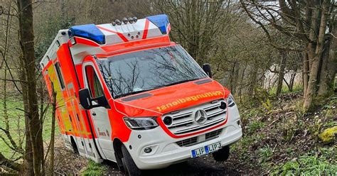 Waldarbeiter Schwer Verletzt Rettungswagen Rutscht Böschung Hinab Nwde