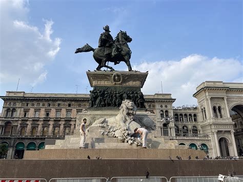 Milano Centro Storico Terminato Il Restauro Della Statua Di