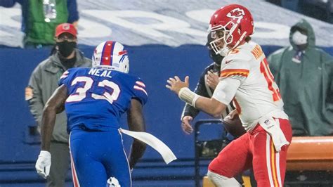 Chiefs Patrick Mahomes Impressively Dodged A Barrage Of Snowballs From