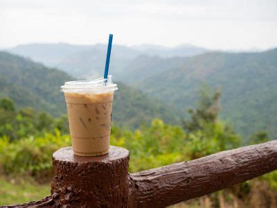 Um Copo De Caf Gelado Colocado Em Cima Do Muro Em Um Cen Rio De