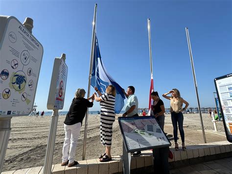 Ya Ondean En Las Playas De Santa Pola Las 4 Banderas Azules Y Las 13