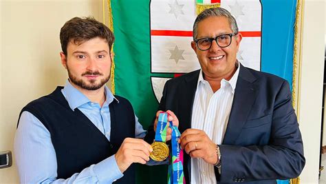 Nuoto Toti Incontra Il Campione Paralimpico Francesco Bocciardo Un