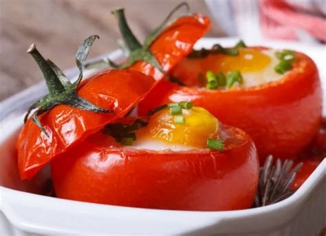 Tomates Rellenos de Huevos Un Festín Colorido y Nutritivo para tus