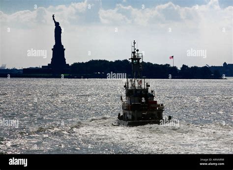 Tugboat En Direction De La Silhouette De La Statue De La Libert Ellis