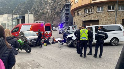 Ferit Un Motorista Despr S D Una Topada Amb Una Furgoneta I Un Cotxe