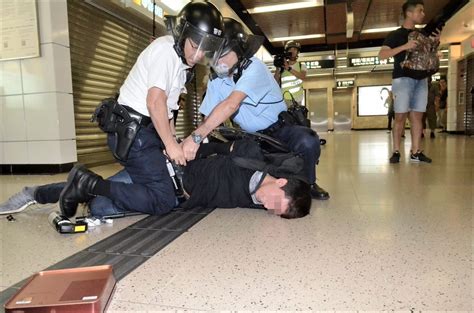 【修例风波】警沙田站内喷椒 制服黑衣示威者 星岛日报