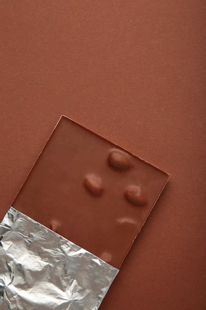 Chocolate Envuelto En Papel Aluminio Trazado De Recorte Sobre Fondo