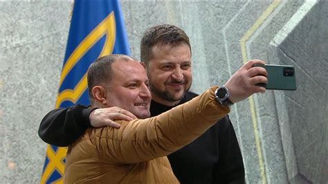 Ukrainian President Zelenskyy asked for selfie at news conference in ...