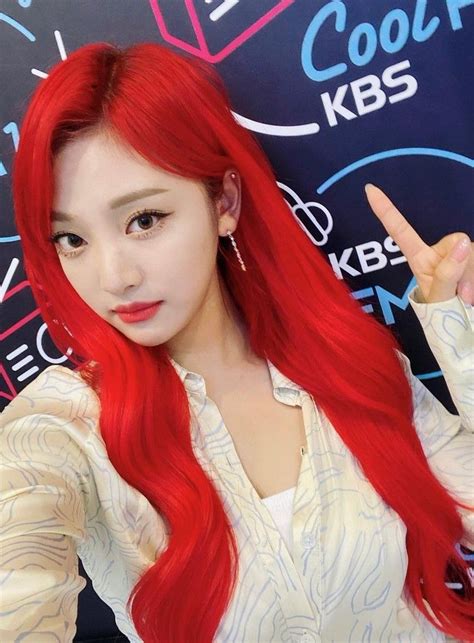 9 Potret Terbaru Ningning Aespa Dengan Rambut Merah