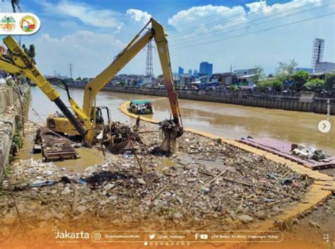 Gercep Petugas Bersihkan Tumpukan Sampah Di Pintu Air Manggarai Usai