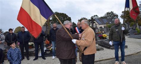 Le Bourgneuf la Forêt 11 Novembre Joseph Briand reçoit linsigne