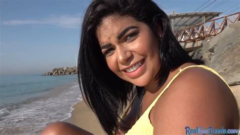 FAKEHUB Das vollbusige Babe Latina4cash genießt öffentlichen Sex