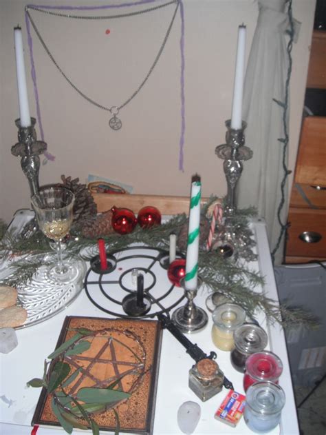 Altars: Yule #Altar. - Pinned by The Mystic's Emporium on Etsy | Pagan ...