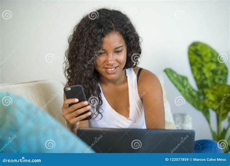 Ritratto Di Stile Di Vita Di Giovane Donna Dell America Latina Nera Felice E Bella Che Per Mezzo