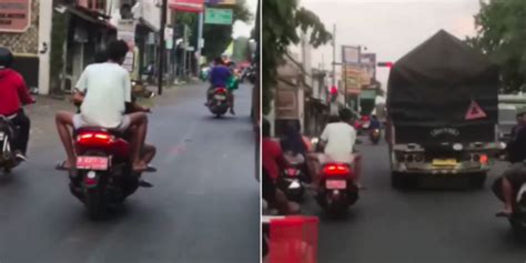 Motor Dinas Baru Kades Jepara Dipakai Bonceng Tiga Tak Pakai Helm Di