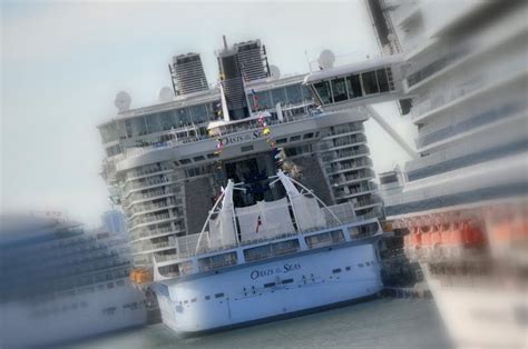 Oasis Of The Seas | Royal Caribbean: Oasis Of The Seas Wallpapers