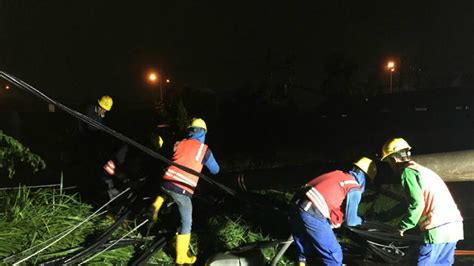 PLN Pulihkan Kondisi Listrik Usai Hujan Angin Di Surabaya Surabaya