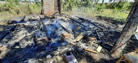 Casa de madeira é destruída por incêndio Portal de Notícias do Sul do