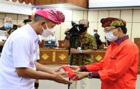 Prosesi Melasti Di Pantai Tanah Lot Jadi Momen Menarik Wisatawan