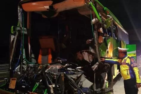 Diduga Sopir Mengantuk Bus Pariwisata Smp Pgri Wonosari Malang Alami