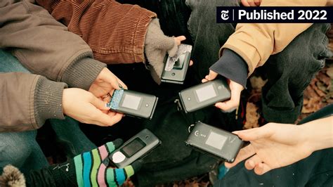 Should More Teenagers Ditch Their Smartphones? - The New York Times