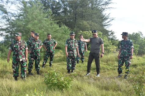 Tinjau Lokasi Tanam Pohon Kasrem 041 Gamas Pohon Berperan Penting