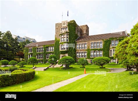 Edificio Histórico Y Administrativo Principal De La Universidad De