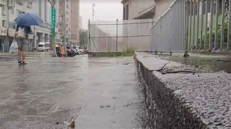 快訊／雨勢擴大！雙北11區淹水警戒 北市出現積水｜東森新聞