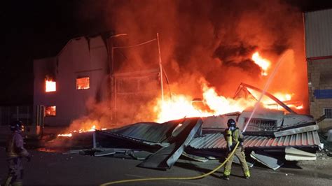 Colapsa Una Nave De Maquinaria Incendiada En El Pol Gono Industrial De