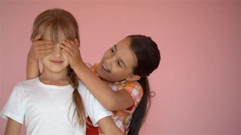 Retrato De Dos Bonitas Atractivas Encantadoras Lindas Encantadoras