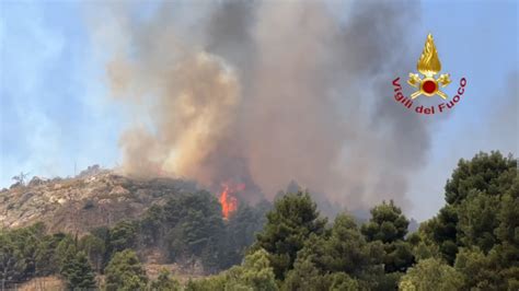 Grandinate E Vento Al Nord Incendi In Sicilia