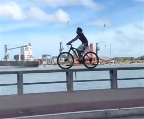 VÍDEO Ciclista desafia o perigo ao pedalar em cima de mureta que