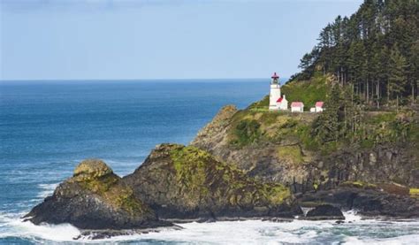 Yachats lighthouse oregon | Beautiful lighthouse, Lighthouse pictures ...