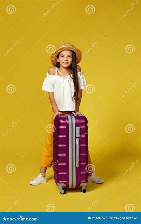 Heureuse Petite Fille En Chapeau Avec Valise Rose Photo Stock Image