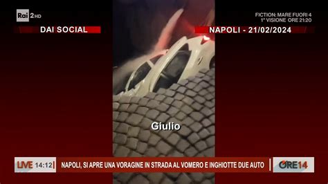 Napoli Si Apre Una Voragine In Strada Al Vomero E Inghiotte Due Auto