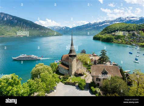 Schloss Spiez Mit Kreuzfahrt Schiff Auf Dem Thunersee In Bern Schweiz