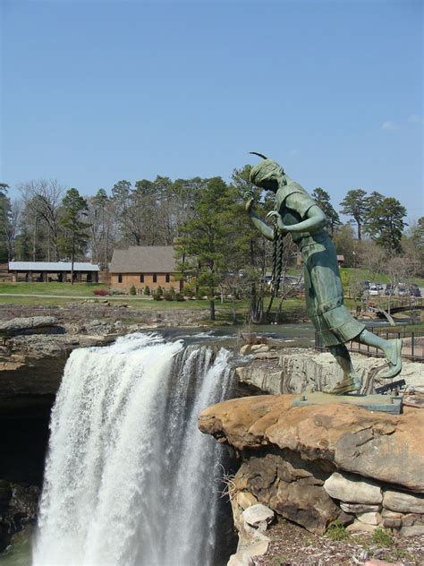 Waterfall And Statue Gadsdenal Noccalula Falls On Bla Flickr