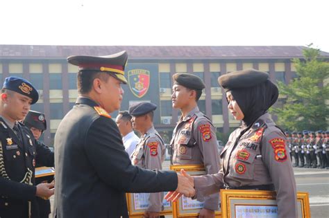 Kapolda Lampung Berikan Penghargaan Kepada Personil Dan Masyarakat