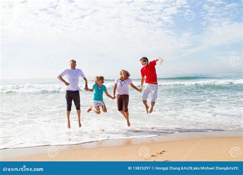 Le Famille Sautant Sur La Plage Image Stock Image Du P Re Brancher