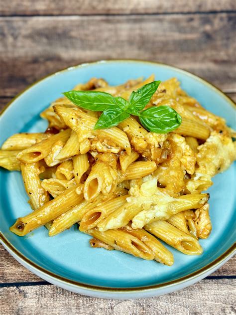 Paste cu piept de pui și sos de roșii la cuptor Chicken pasta bake