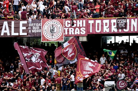 Foto Salernitana Salva Spunta Lo Striscione Contro Il Napoli