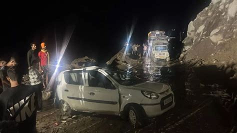 Landslide In Kullu पहाड़ से कार पर गिरी थी चट्टानें 6 साल के बच्चे की सिर पर चोट लगने से मौत