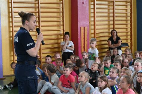 W trosce o bezpieczeństwo dzieci policjanci radzą jak bezpiecznie