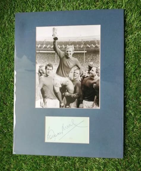 BOBBY MOORE ENGLAND 1966 WORLD CUP SIGNED DISPLAY 16x10 RARE ALBUM PAGE ...