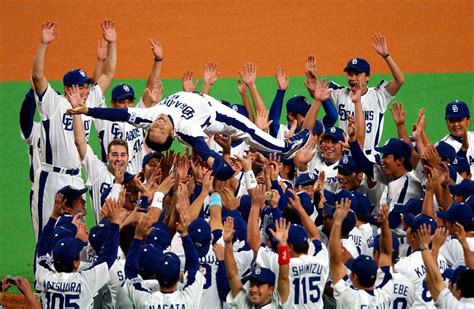 2004年、就任1年目でリーグ優勝を決め、1、2軍選手全員の70人によって胴上げされ笑顔の中日・落合博満監督 ― スポニチ Sponichi