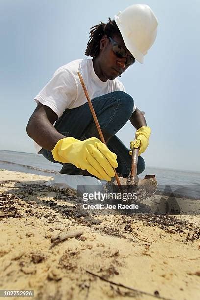 4,230 Bp Deepwater Horizon Oil Spill Photos & High Res Pictures - Getty ...