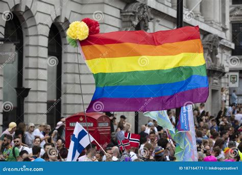 Londres Uk Julio Gente Ondea Banderas Del Orgullo Gay De Lgbtq En Una Marcha De