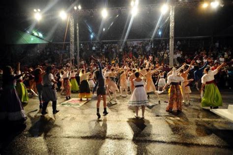 Desfile Da Festa Da Uva De Caxias Do Sul Agrada Público Cidades