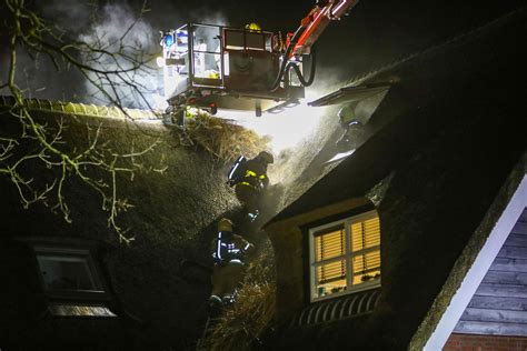 Brandweer Rukt Groots Uit Voor Brand In Woning Met Rieten Dak In Wenum