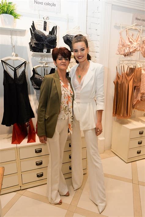 Camila Queiroz reúne as irmãs e amigas em chá de lingerie